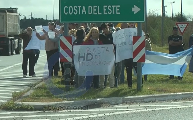 Seguridad- Los vecinos de La Costa se manifestaron frente al palacio municipal.