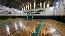 La Asociación de Fomento San Bernardo inauguró su cancha de parquet